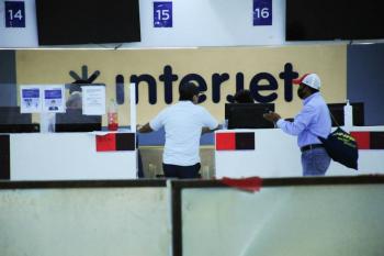 Autoridades desalojan a trabajadores de Interjet en el AICM