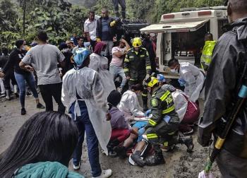 Tres muertos y una veintena de atrapados por alud de tierra en carretera de Colombia