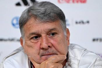 Reciben con reclamos al 'Tata' Martino en el regreso de la selecci&oacute;n mexicana