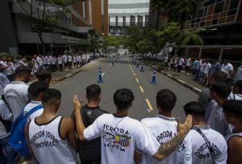 Hinchas se congregan para rezar por el 