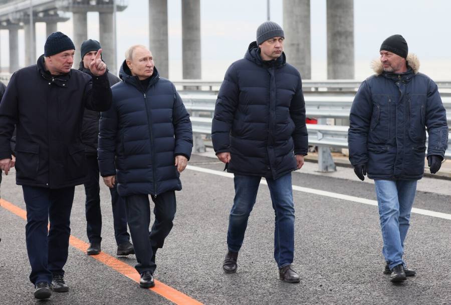 Vladimir Putin visitó el puente de Crimea, parcialmente destruido en octubre