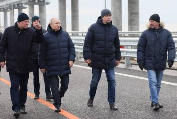 Vladimir Putin visit&oacute; el puente de Crimea, parcialmente destruido en octubre