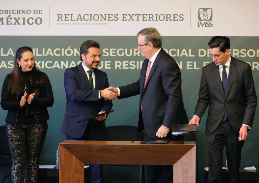 SRE y el IMSS firman convenio para afiliar a trabajadores que viven en el extranjero