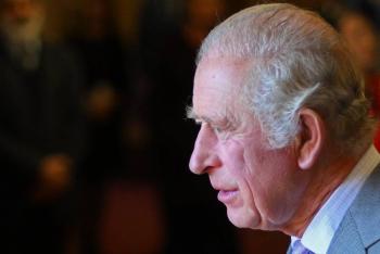 Detienen a otro joven en Inglaterra por lanzar un huevo al rey Carlos III