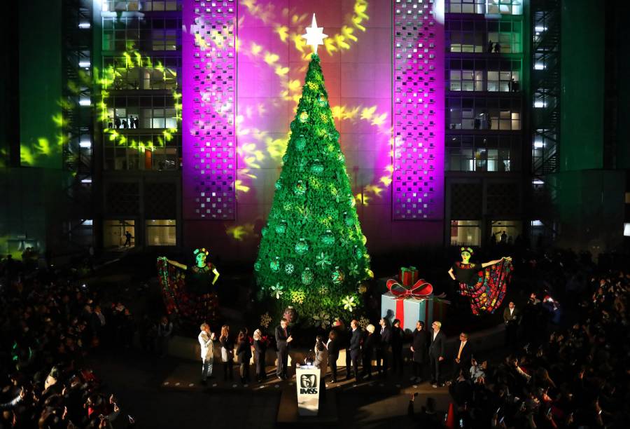 Para celebrar la vida, la salud y a las familias, IMSS enciende árbol navideño
