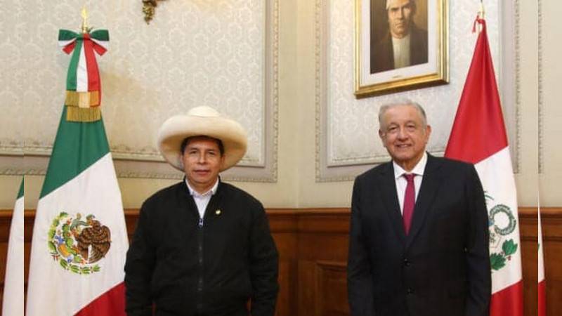 Derecha llevó a Pedro Castillo a tomar decisiones usadas para su destitución: AMLO