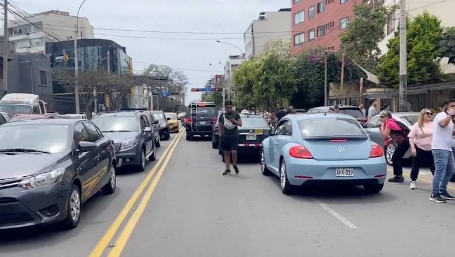 Tras rumores de asilo a Pedro Castillo, manifestantes bloquean Embajada de México en Perú