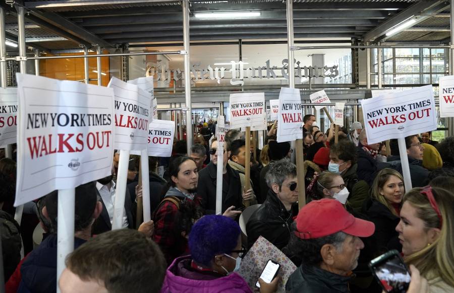 Trabajadores de The New York Times, en huelga para pedir aumento salarial