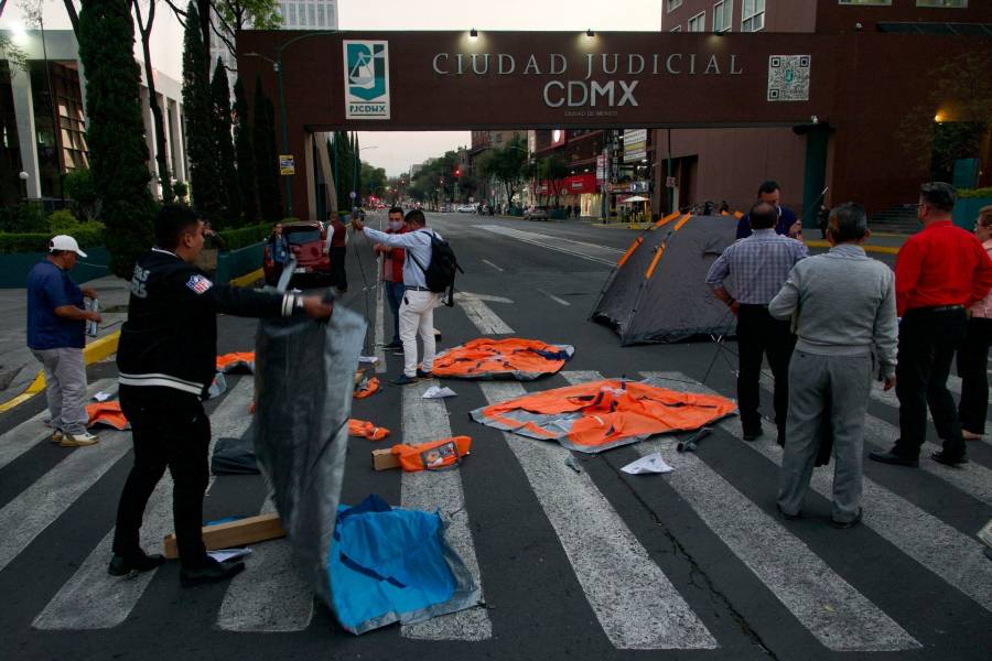 Trabajadores del PJCDMX exigen pago de aguinaldo; bloquean vialidades