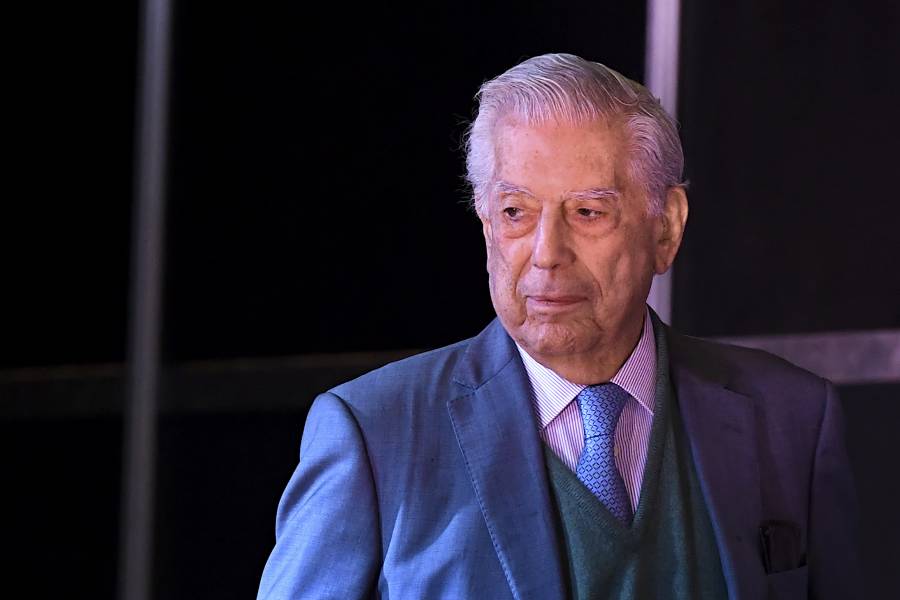 Vargas Llosa destaca que una mujer esté al mando de Perú tras fracasar autogolpe