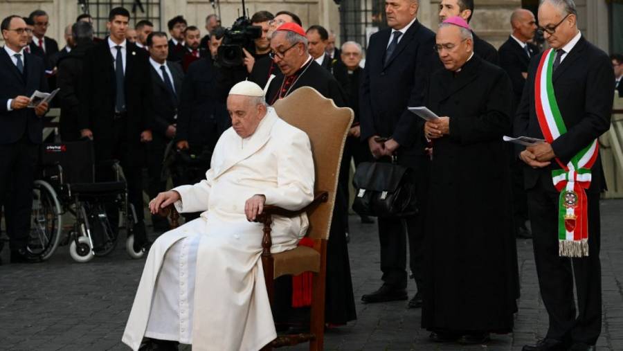El papa llora evocando la guerra que afecta a Ucrania 