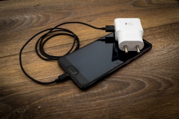 Europa pone fecha l&iacute;mite para estandarizar el cargador &uacute;nico USB-C en smartphones