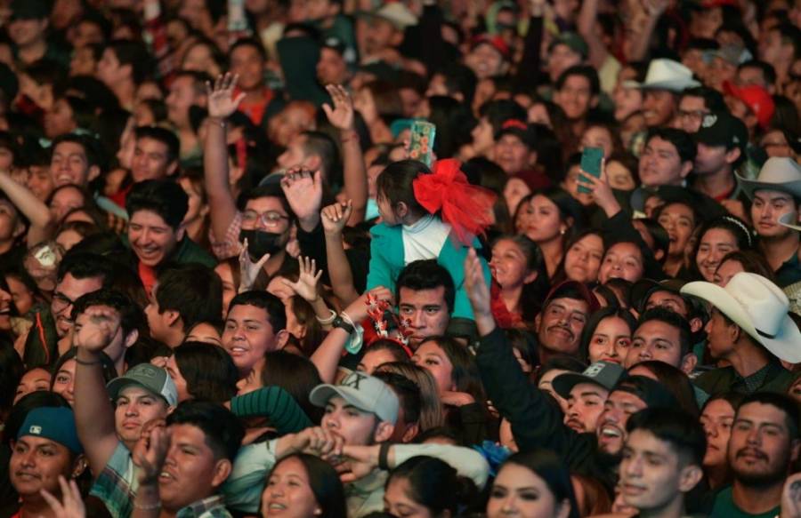 Alfredo Olivas reúne a más de 45,000 personas en la posada navideña de la región media