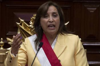 Presidenta de Per&uacute; instala su gabinete en medio de protestas