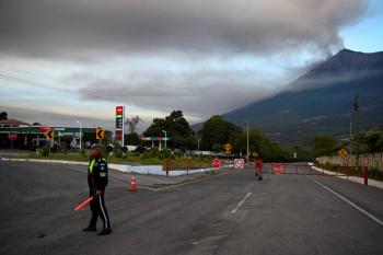 Cierran principal aeropuerto de Guatemala por erupci&oacute;n de volc&aacute;n de Fuego