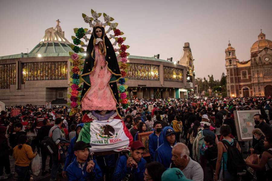 Dos años de restricciones por Covid y miles de devotos, realizan misa de mañanitas en Basílica de Guadalupe
