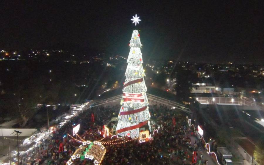 Con encendido de Árbol de Navidad inician festejos decembrinos en Iztapalapa