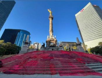 Una mancha roja ‘tejida’ se alza en el Ángel de la Independencia para visibilizar a los desaparecidos