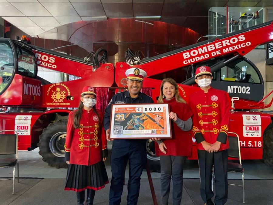 Distinguen 135 años del Heroico Cuerpo de Bomberos de CDMX con billete conmemorativo de LN