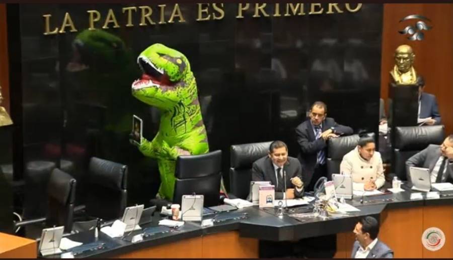 Disfrazada de dinosaurio, Xóchitl Gálvez llama “Jurassic Plan” a la reforma electoral