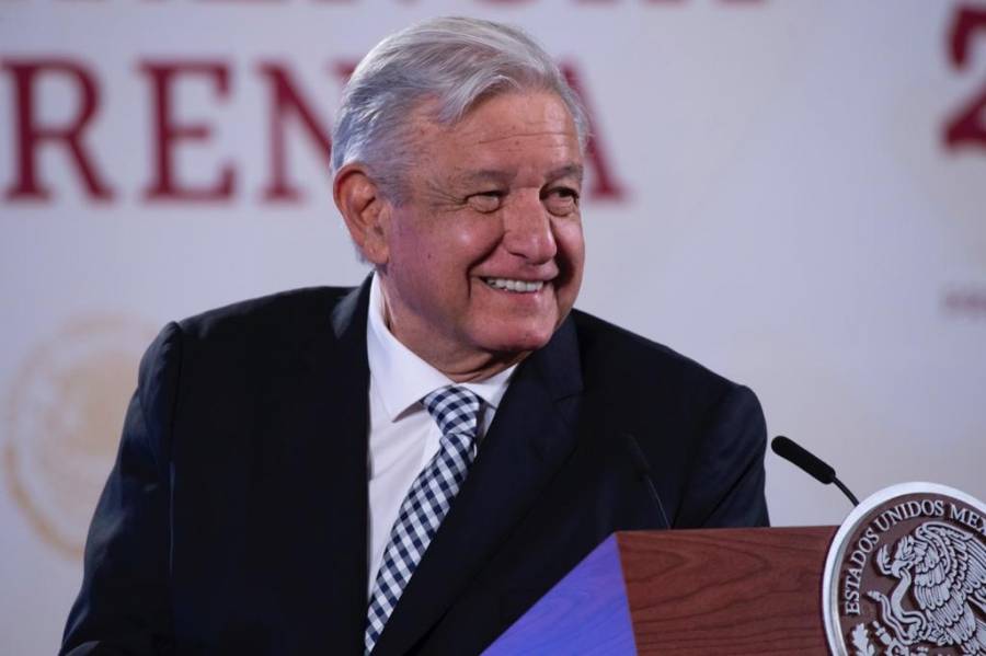 AMLO pide a Bad Bunny cantar gratis en el Zócalo