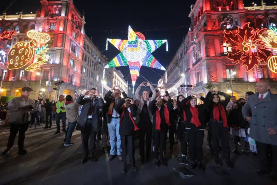 Encendió Sheinbaum piñata monumental conmemorativa de las fiestas decembrinas 2022