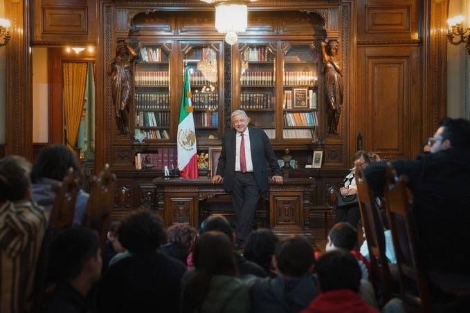 AMLO recibe a grupo de adolescentes en Palacio Nacional