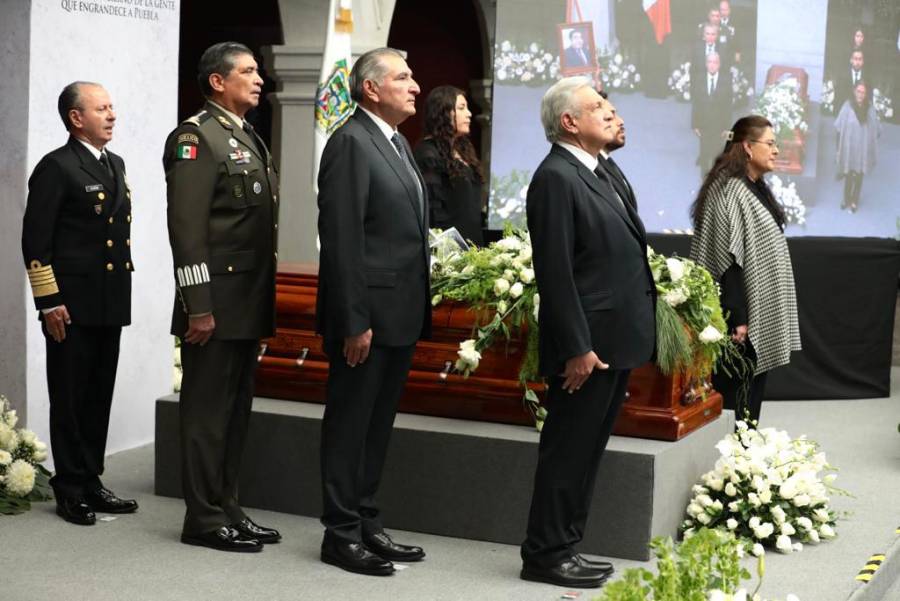Encabeza AMLO guardia de honor a Barbosa