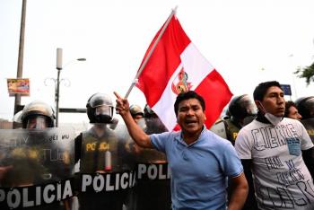 Justicia de Per&uacute; mantiene preso a Castillo y persisten protestas
