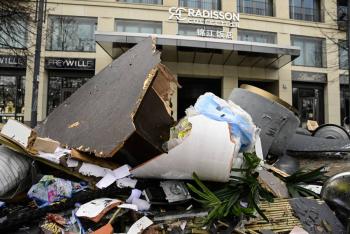 Un acuario gigante estalla en un hotel en el corazón de Berlín