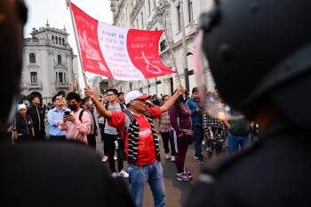 Fracasa adelanto de elecciones en un Per&uacute; con graves protestas y miles de turistas varados