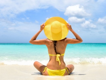 ¿Es ben&eacute;fico tomar el sol en la playa?