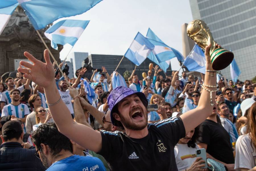 Aficionados de Argentina se reúnen en el Ángel de la Independencia tras ganar el Mundial Qatar 2022