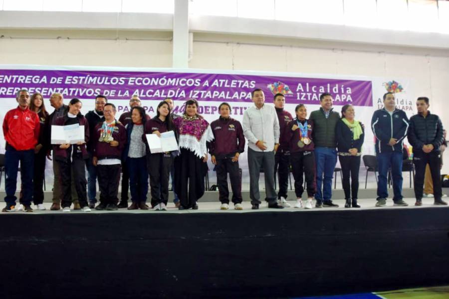 Iztapalapa premia a niñas, niños y jóvenes deportistas que obtuvieron medallas de oro, plata y bronce
