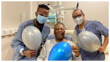 Pel&eacute; mira la final del Mundial en el hospital mientras le masajean los pies
