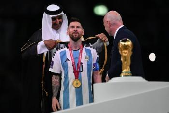 ¿Para qu&eacute; es la capa que le pusieron a Messi cuando recibi&oacute; la Copa del Mundo?