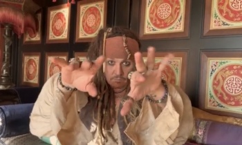 Johonny Depp regresa como Jack Sparrow para dar mensaje a fan