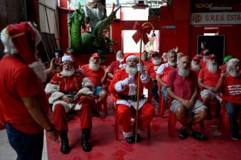 Los Pap&aacute;s Noel de Rio dan... pero tambi&eacute;n reciben regalos en Navidad