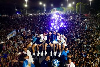 La Copa Mundial ya est&aacute; en Argentina; Lionel Messi encabeza celebraciones