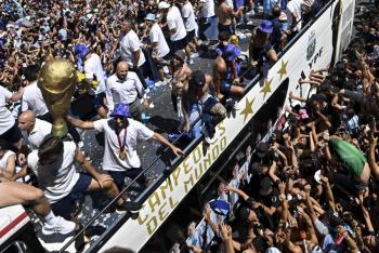 La fiesta de Messi y la selecci&oacute;n argentina termina con un saludo desde helic&oacute;pteros
