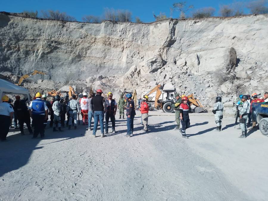 Derrumbe en mina de arena deja a dos trabajadores atrapados