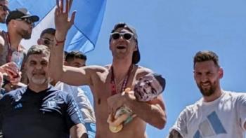 Una burla, “Dibu” Mart&iacute;nez celebra en Argentina cargando un mu&ntilde;eco con la cara de Kylian Mbapp&eacute;