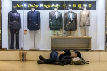 Los sastres de Hong Kong se reinventan para sobrevivir la pandemia