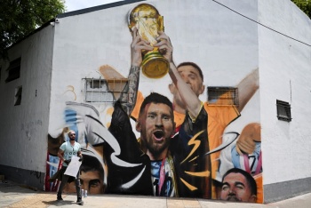 Un mural inmortaliza a Messi cuando levanta la Copa del Mundo