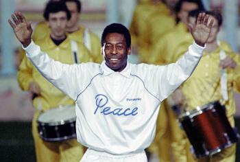Familiares de Pel&eacute; lo acompa&ntilde;an en el hospital en la v&iacute;spera de Navidad