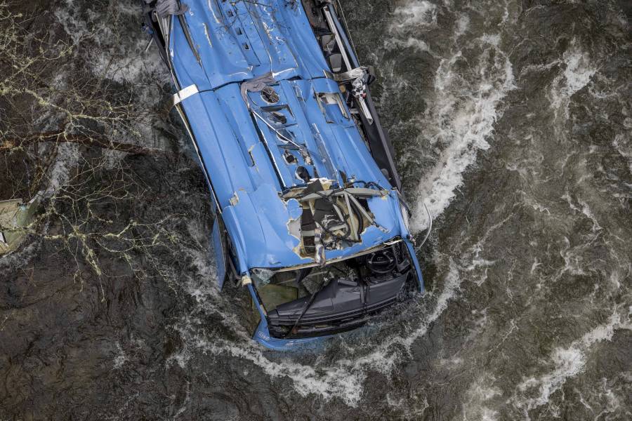 Seis muertos por la caída de un autobús a un río en España