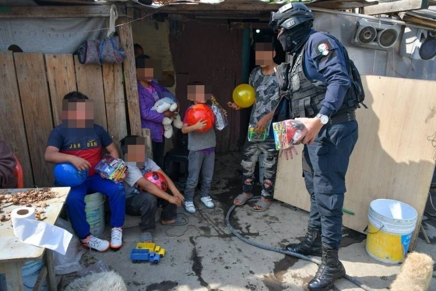 Policías de Neza la hacen de Santa Claus