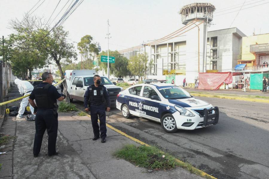 Policía de Tlalnepantla amenaza a persona que lo graba con el celular