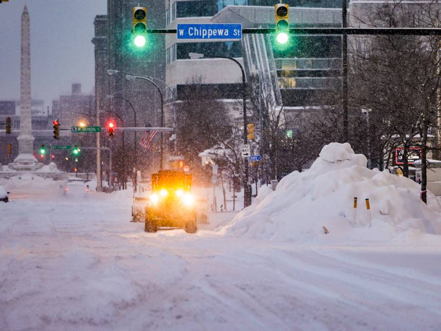 Suben a 25 los muertos por tormenta invernal en Nueva York