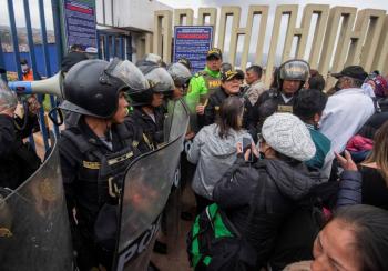 Dos manifestantes heridos tras desalojo de planta de gas en Per&uacute;